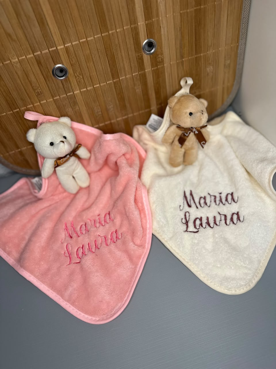 Duas naninhas com ursinho bordadas com o nome Maria Laura