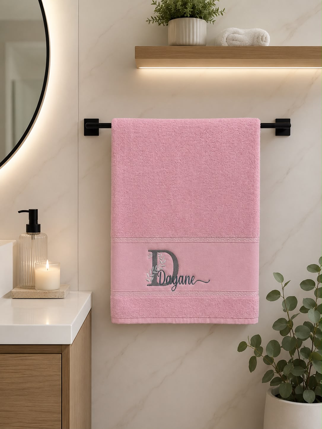 Toalha rosa com monograma bordado da letra D e o nome Dagane